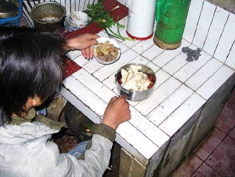 女儿被拒绝欲整形 父亲挪用公款帮忙|开云