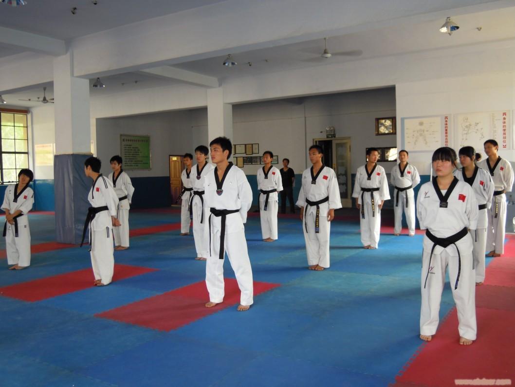 “开云Kaiyun”某门诊傍“三甲”违规开展整形手术